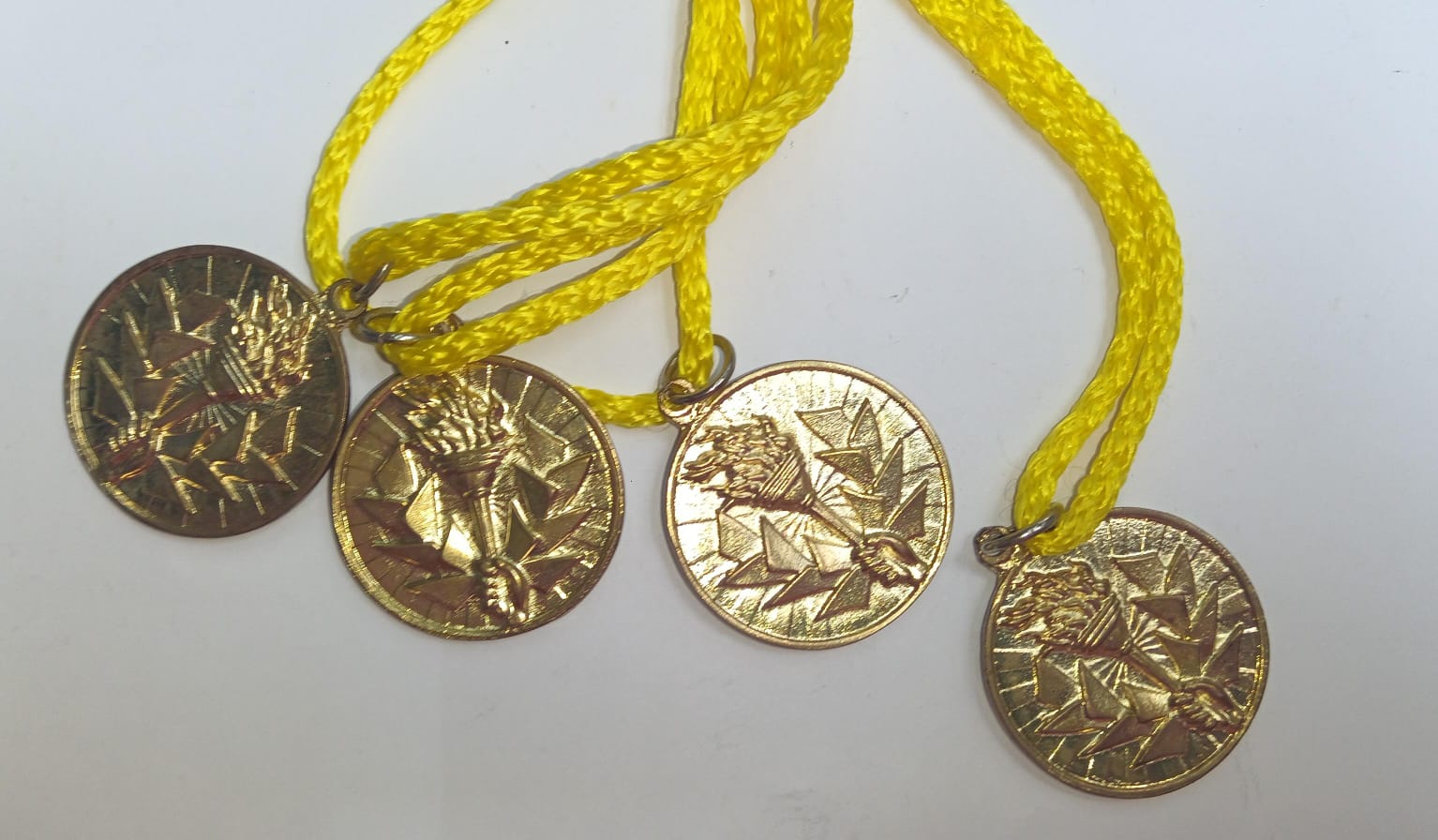Medallas con cordón amarillo Oro