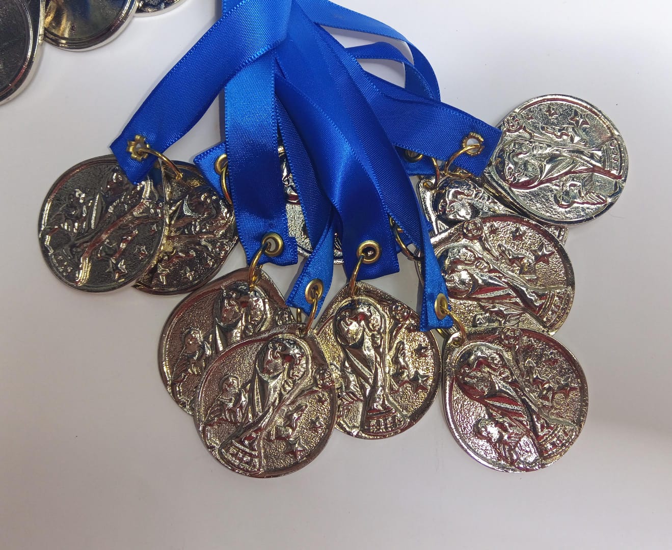 Medallas de premiación con listón azul Plata