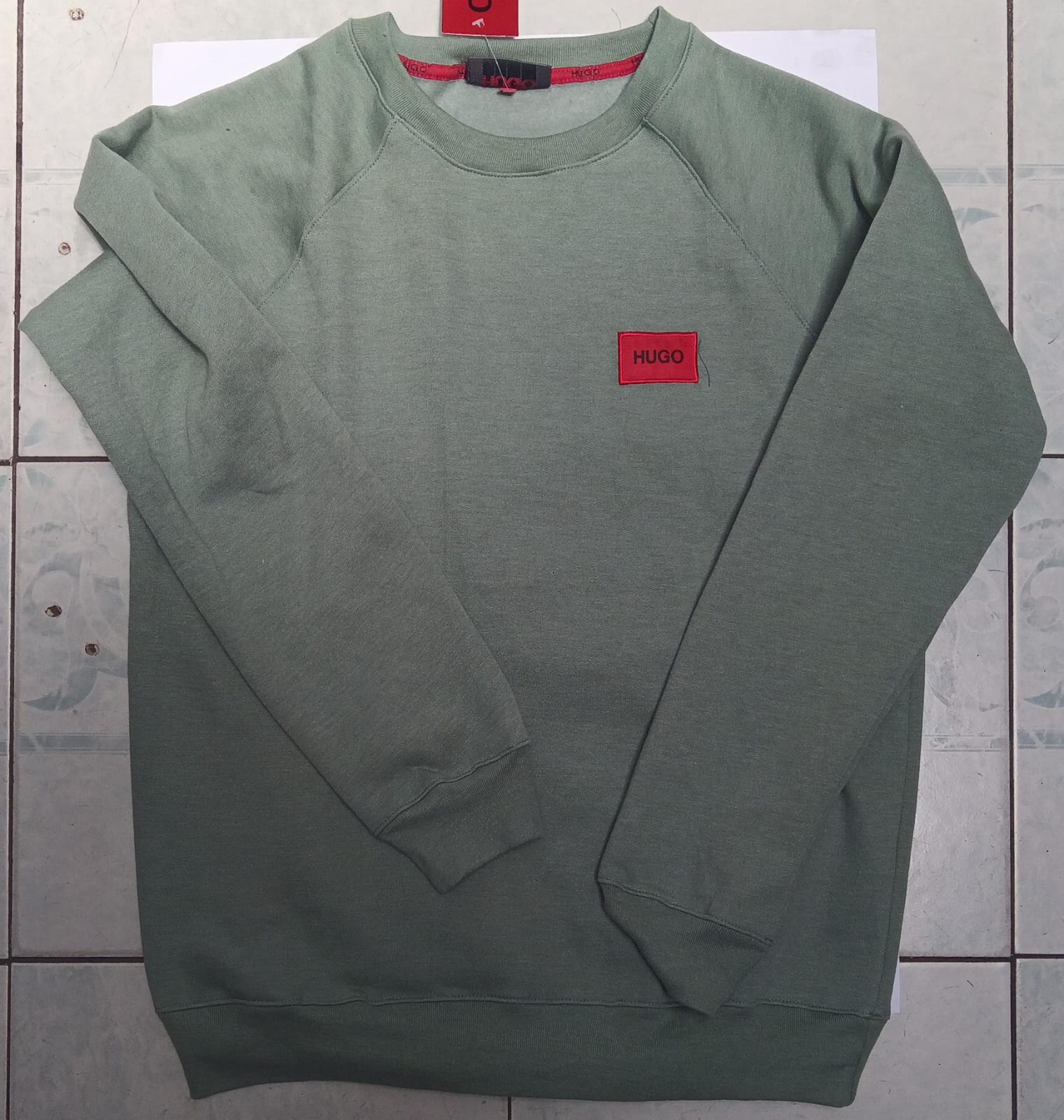 Sudadera HUGO Verde con Logo Rojo L